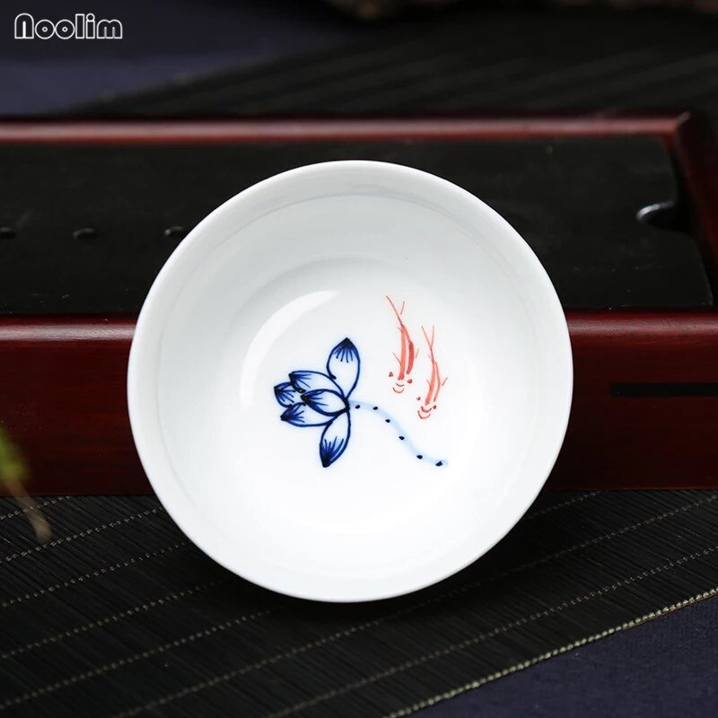 NOOLIM 80 ml Jingdezhen kerámia teáscsésze, kézzel festett lótusz kis teástál kék-fehér porcelán mesterkupa Kung Fu italtartó