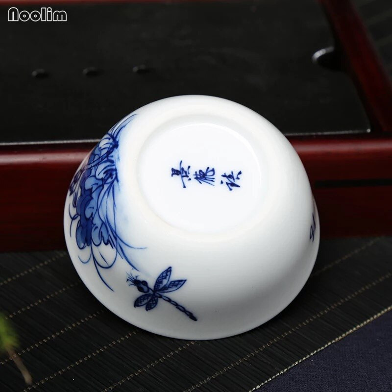 NOOLIM 80 ml Jingdezhen kerámia teáscsésze, kézzel festett lótusz kis teástál kék-fehér porcelán mesterkupa Kung Fu italtartó