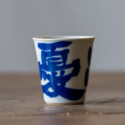 Ceașă de ceai cu caligrafie cursivă, scrisă de mână, albastru și alb, de 40 ml