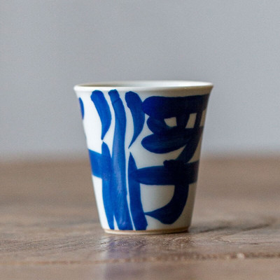 Ceașă de ceai cu caligrafie cursivă, scrisă de mână, albastru și alb, de 40 ml