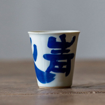 Ceașă de ceai cu caligrafie cursivă, scrisă de mână, albastru și alb, de 40 ml