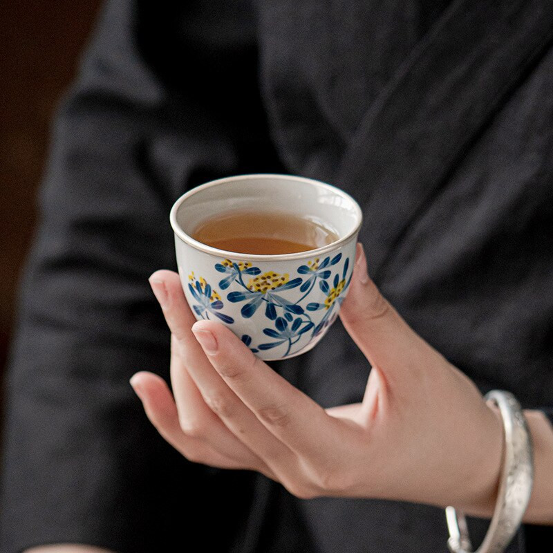 80 ml-es Retro tiszta kézzel festett virágos kerámia teáscsésze Dehua fehér porcelán ezüst szalagos kung fu tea nagy mesterpohár