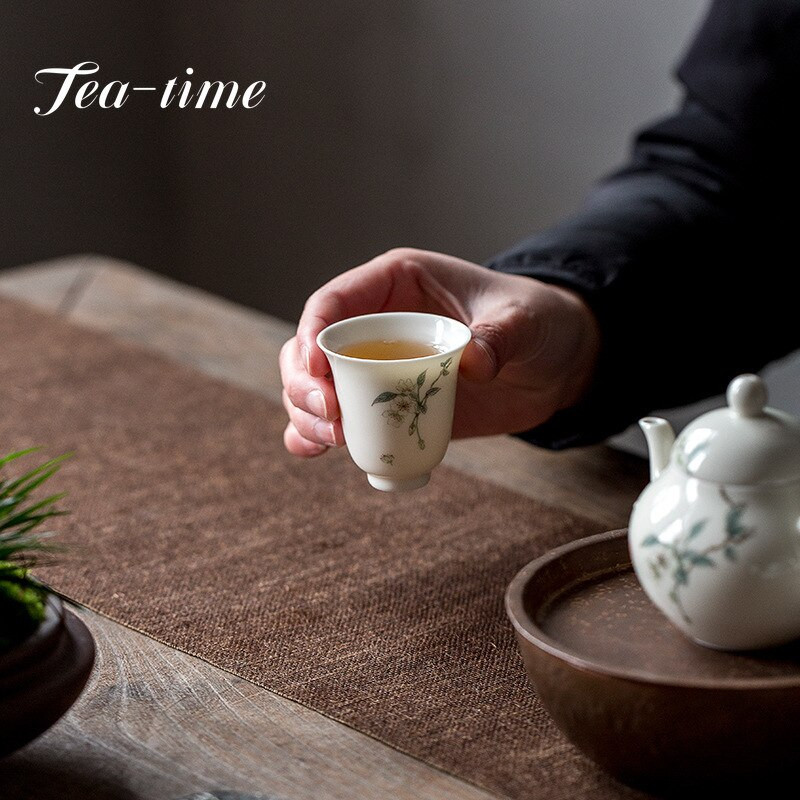 50 ml Sárgabarack Fehér máz porcelán teáscsésze Kézzel festett begónia virágos kerámia teáscsészék Vékony abroncsos tál Kung Fu teáskészlet Master Cup