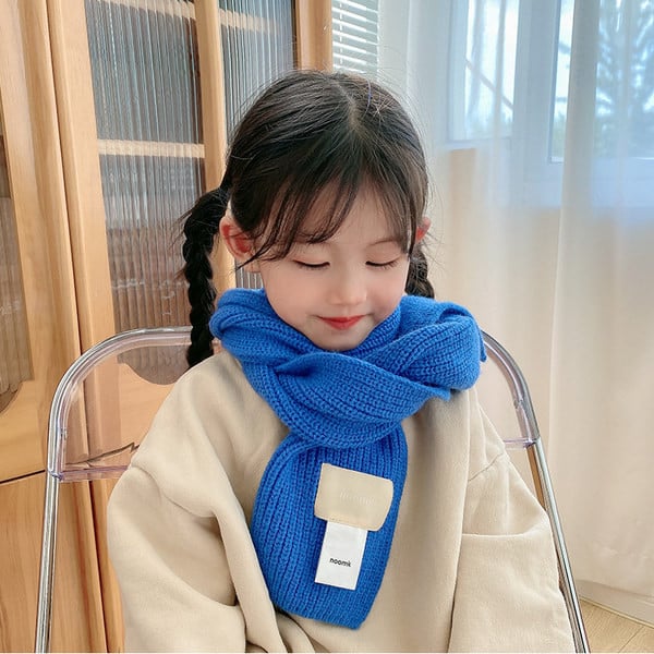 Kelių spalvų megztas vaikiškas šalikas