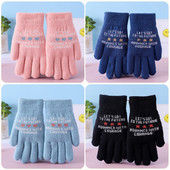 Téli gyerekkesztyűk felvitellel és felirattal