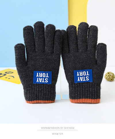 Téli gyerekkesztyűk felvitellel és felirattal