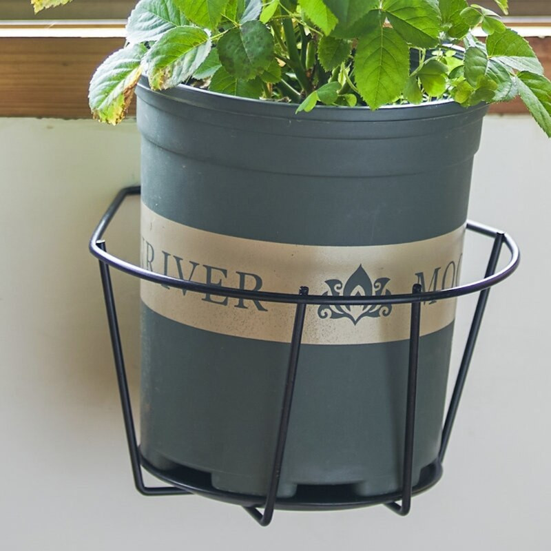 Raudkunsti rippkorvi lillepotihoidik üle rööpaaia istutusriidepuud siseõue rõdule