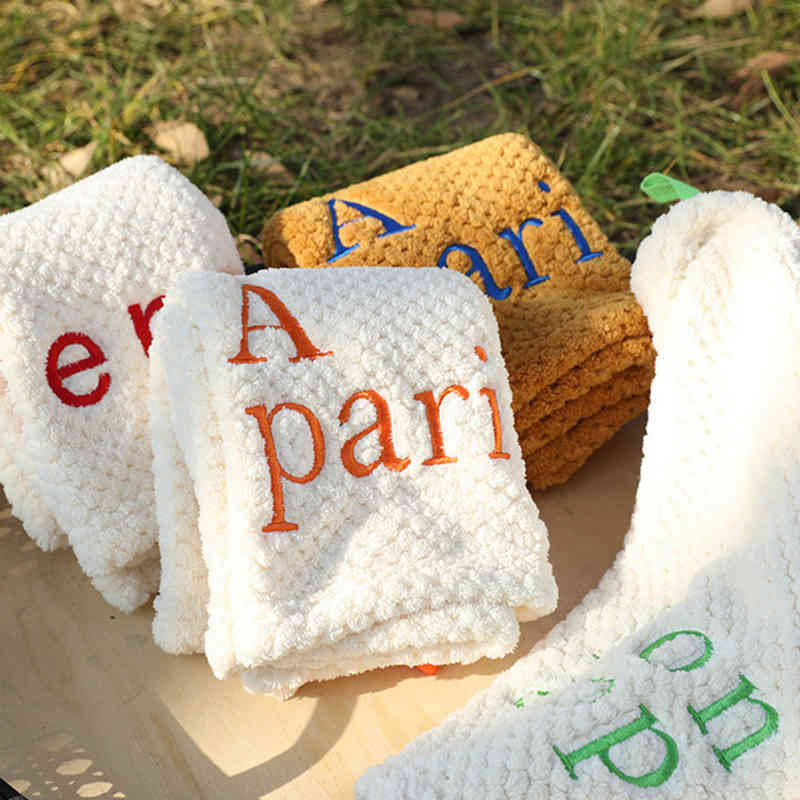 Minkšti raidžių siuvinėjimo rankšluosčiai virtuvės vonios rankšluosčiai su pakabinamomis kilpomis Greitai džiūstantys minkšti, sugeriantys mikropluošto rankšluosčiai