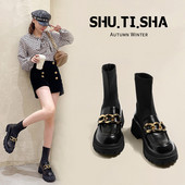 Női zokni típusú csizma sarokkal és fém elemekkel