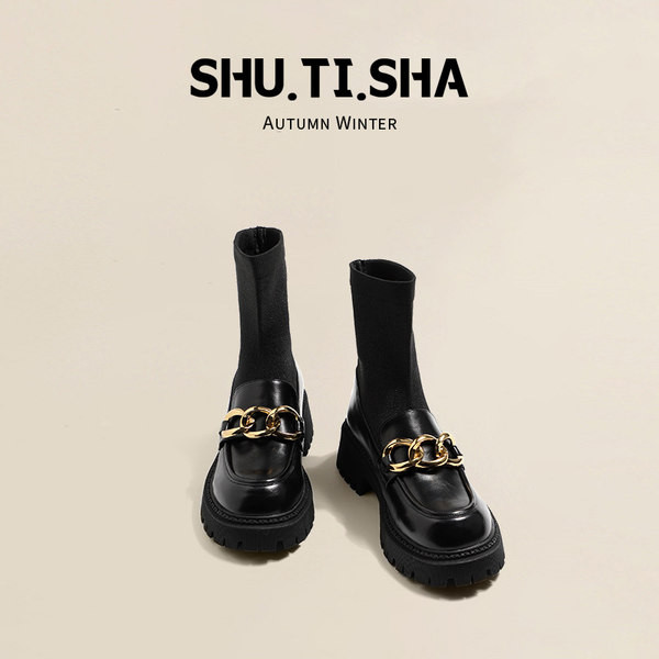 Női zokni típusú csizma sarokkal és fém elemekkel