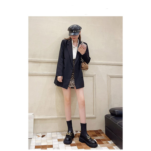 Női zokni típusú csizma sarokkal és fém elemekkel