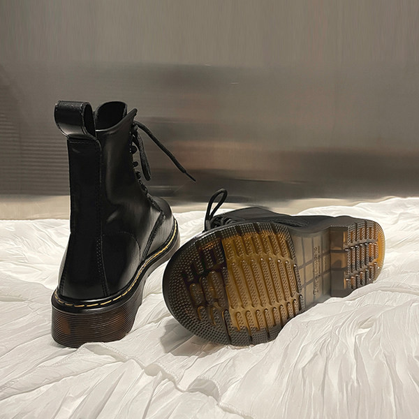 Juodos spalvos moteriški apvalūs batai iš eko odos