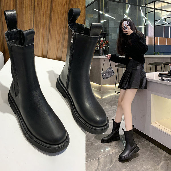 Un model curat de cizme de dama din piele cu talpa plata si fermoar