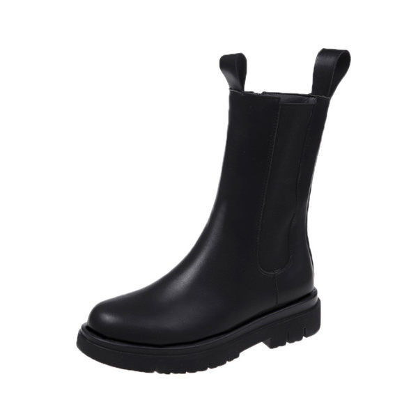 Un model curat de cizme de dama din piele cu talpa plata si fermoar