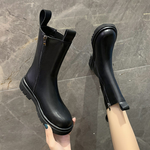 Un model curat de cizme de dama din piele cu talpa plata si fermoar