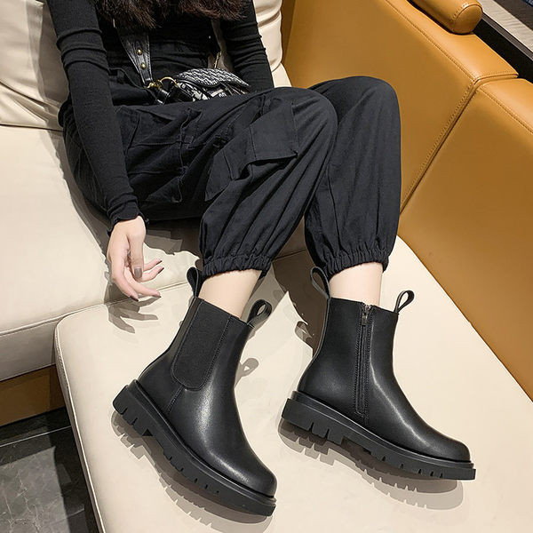 Un model curat de cizme de dama din piele cu talpa plata si fermoar