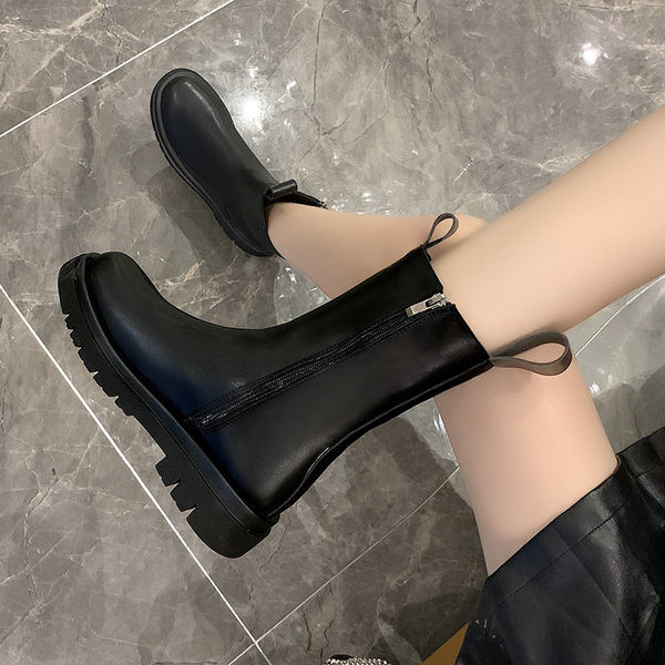 Un model curat de cizme de dama din piele cu talpa plata si fermoar