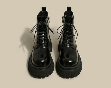 Új női csizma modell fűzős és durva talpú