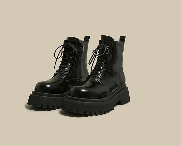 Új női csizma modell fűzős és durva talpú