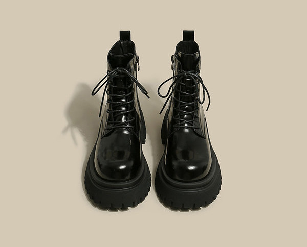 Új női csizma modell fűzős és durva talpú