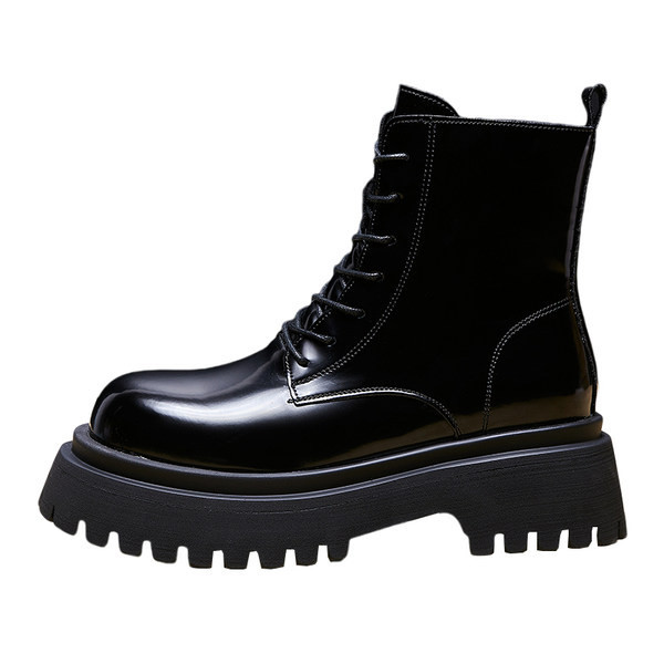 Új női csizma modell fűzős és durva talpú