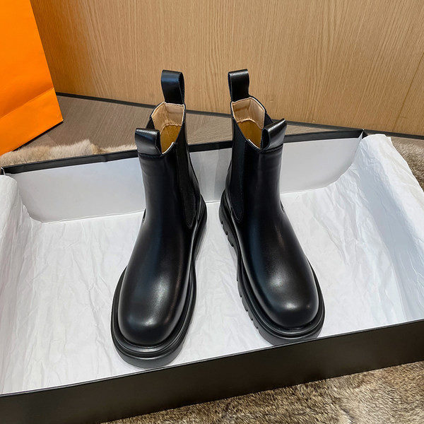 Alkalmi bőr csizma durva talppal nőknek