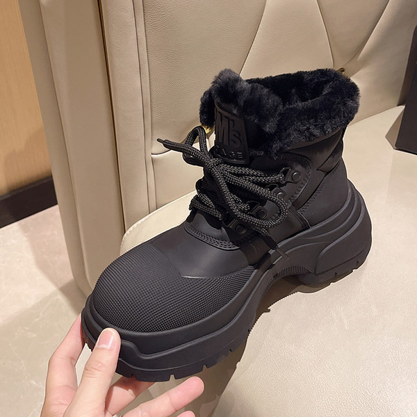 Moteriški laisvalaikio suvarstomi batai