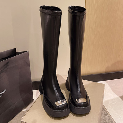 Fém elemes női csizma