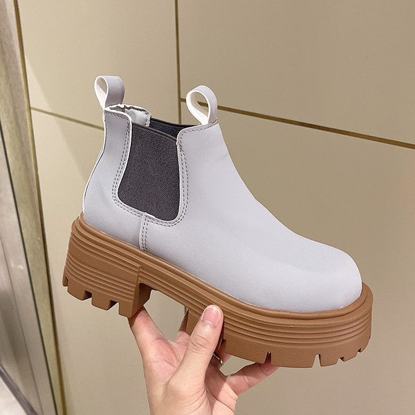 Női bőrcsizma magas szögletes sarokkal 6cm