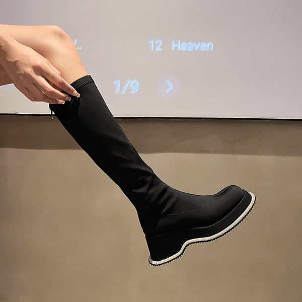 Modern női csizma 5 cm magas talppal és díszkövekkel