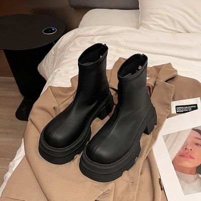 Cizme moderne de dama cu talpa groasa