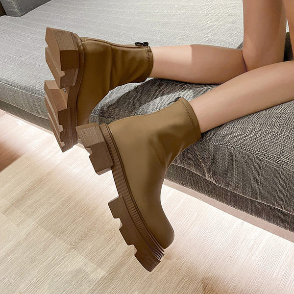 Cizme moderne de dama cu talpa groasa