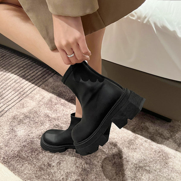 Cizme moderne de dama cu talpa groasa