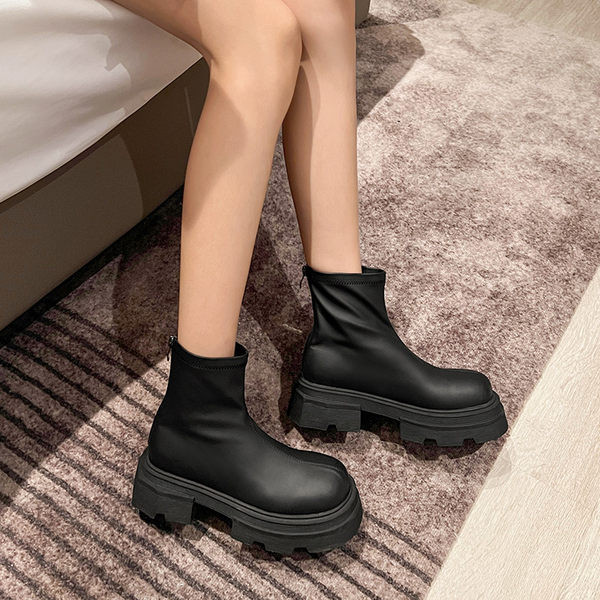 Cizme moderne de dama cu talpa groasa