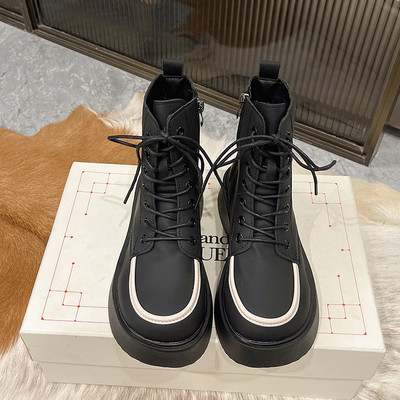 Moteriški batai plokščiu padu