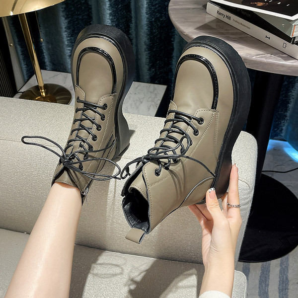 Moteriški batai plokščiu padu