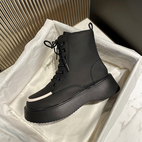 Moteriški batai plokščiu padu