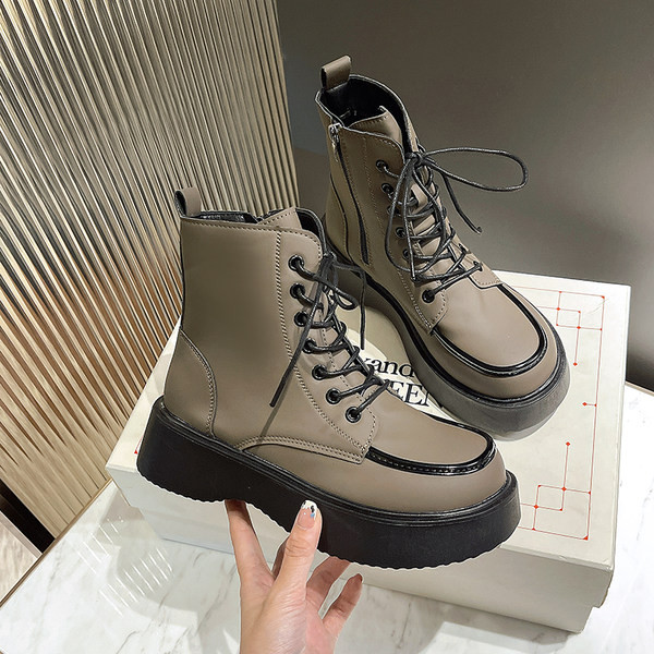 Moteriški batai plokščiu padu