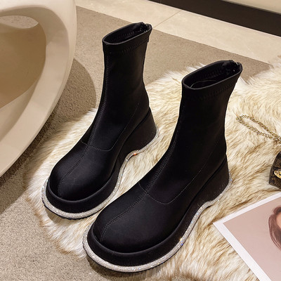 Μοντέρνες γυναικείες στρογγυλές μπότες με διακοσμητικές πέτρες