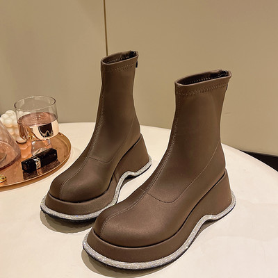 Μοντέρνες γυναικείες στρογγυλές μπότες με διακοσμητικές πέτρες