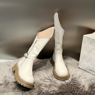 Divatos női téli csizma cipzárral és fém csattal