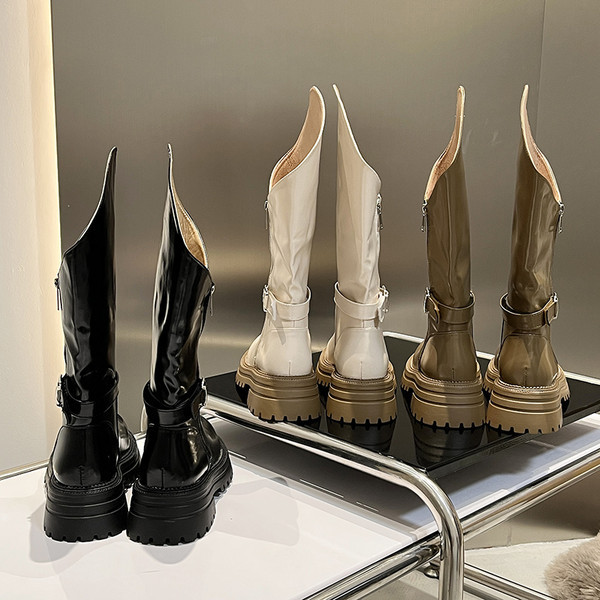 Divatos női téli csizma cipzárral és fém csattal