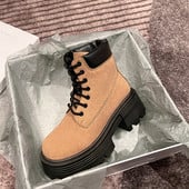 Női csizma fűzős felirattal és magas, szögletes sarokkal 5cm