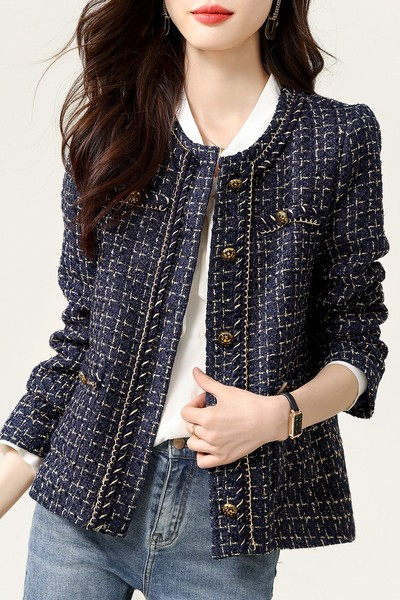 Elegantiškas moteriškas paltas su sagomis ir raštu