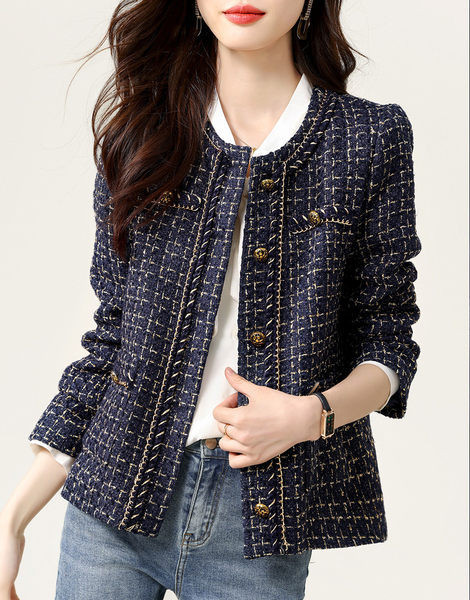 Elegantiškas moteriškas paltas su sagomis ir raštu