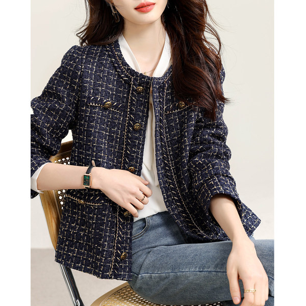 Elegantiškas moteriškas paltas su sagomis ir raštu