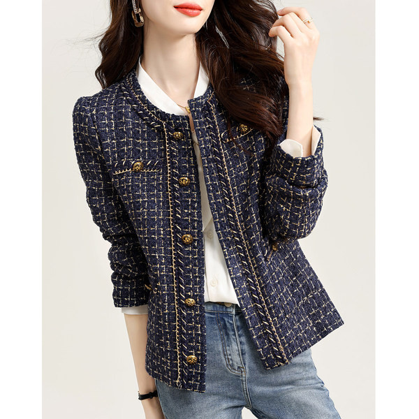 Elegantiškas moteriškas paltas su sagomis ir raštu