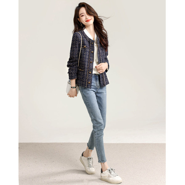 Elegantiškas moteriškas paltas su sagomis ir raštu