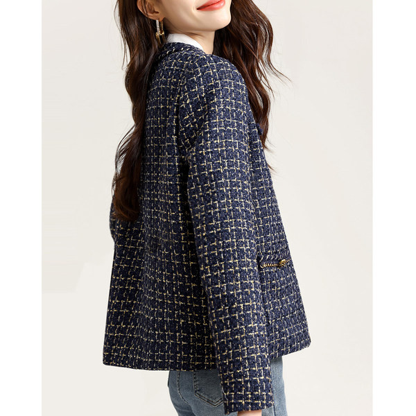 Elegantiškas moteriškas paltas su sagomis ir raštu