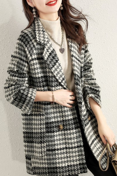 Női kockás kabát széles modell, közepes hosszúsággal